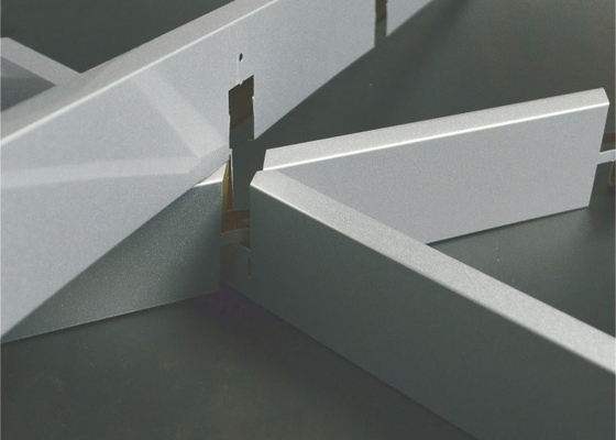 Слоновая кость системы потолка решетки декоративного ложного металла треугольника алюминиевая с типом a
