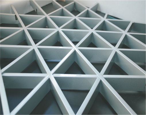 Слоновая кость системы потолка решетки декоративного ложного металла треугольника алюминиевая с типом a