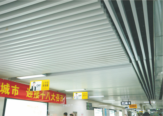 Приостанавливанный потолок металла квадратной трубки линейный для украшения, огнеупорного алюминиевого потолка прокладки