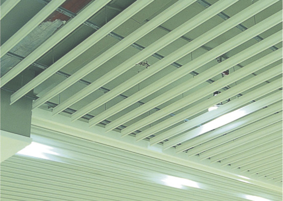 Панели потолка металла ложной прокладки линейные крытые алюминиевые для строить декоративный материал