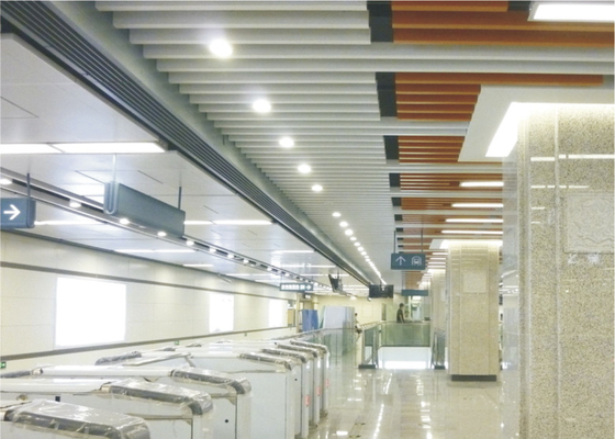 Плитка потолка белого металла прокладки прямоугольника линейная для авиапорта, T30mm x 70mm