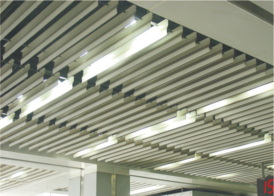 Выполненный на заказ декоративный приостанавливанный белый алюминиевый потолок дефлектора, архитектурноакустический ложный линейный потолок металла