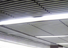 Белый алюминий падает вниз потолок кроет декоративный звукопоглотительный алюминиевый потолок черепицей металла