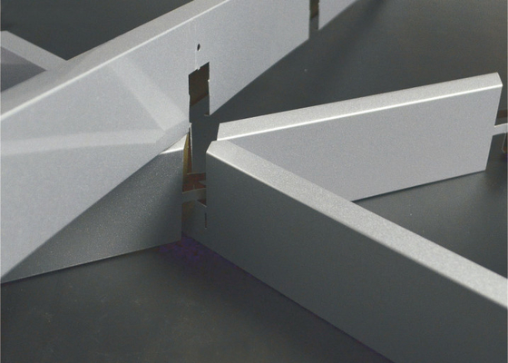 Потолок решетки металла нутряного треугольника орнамента алюминиевый суспендировал GB/T28001-2011