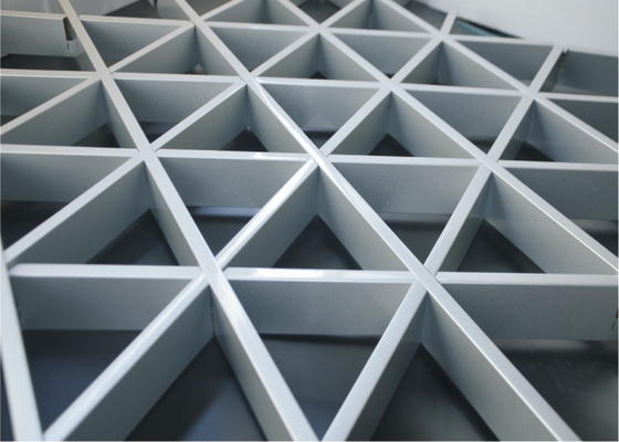 Потолок решетки металла нутряного треугольника орнамента алюминиевый суспендировал GB/T28001-2011
