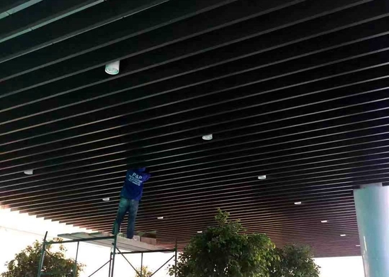 Покрытый роликом потолок дефлектора деревянного цвета алюминиевый на торговый центр 12 лет гарантии