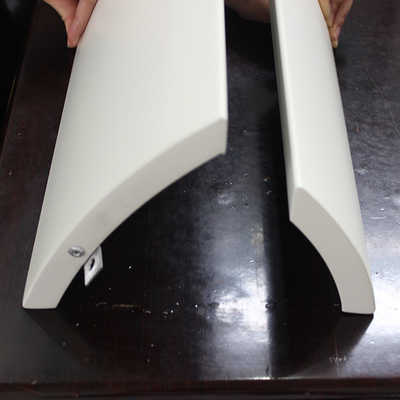 Подгонянная белизной декоративная алюминиевая толщина изогнутой формы 1.5мм 2.0мм листа панели