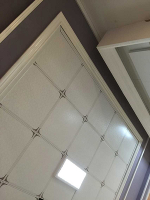 Изготовленный на заказ простой художнический потолок кроет ложный металл черепицей для торгового центра