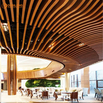 водоустойчивый приостанавливанный потолок кроет романным изогнутый дизайном алюминиевый потолок черепицей дефлектора