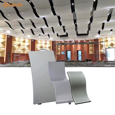 Изогнутая алюминиевая стена обшивает панелями/архитектурноакустические приостанавливанные плитки потолка металла