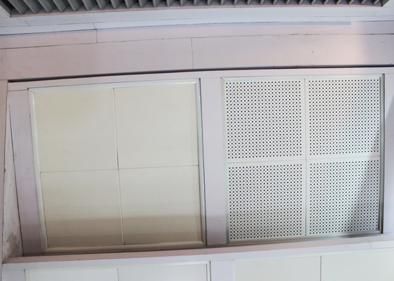 Покрашенный и отражательный зажим отделок в плитках потолка с звукопоглотительными инкрустациями