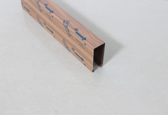 Линейные деревянного цвета алюминиевые падают вниз плитки потолка U-форменные